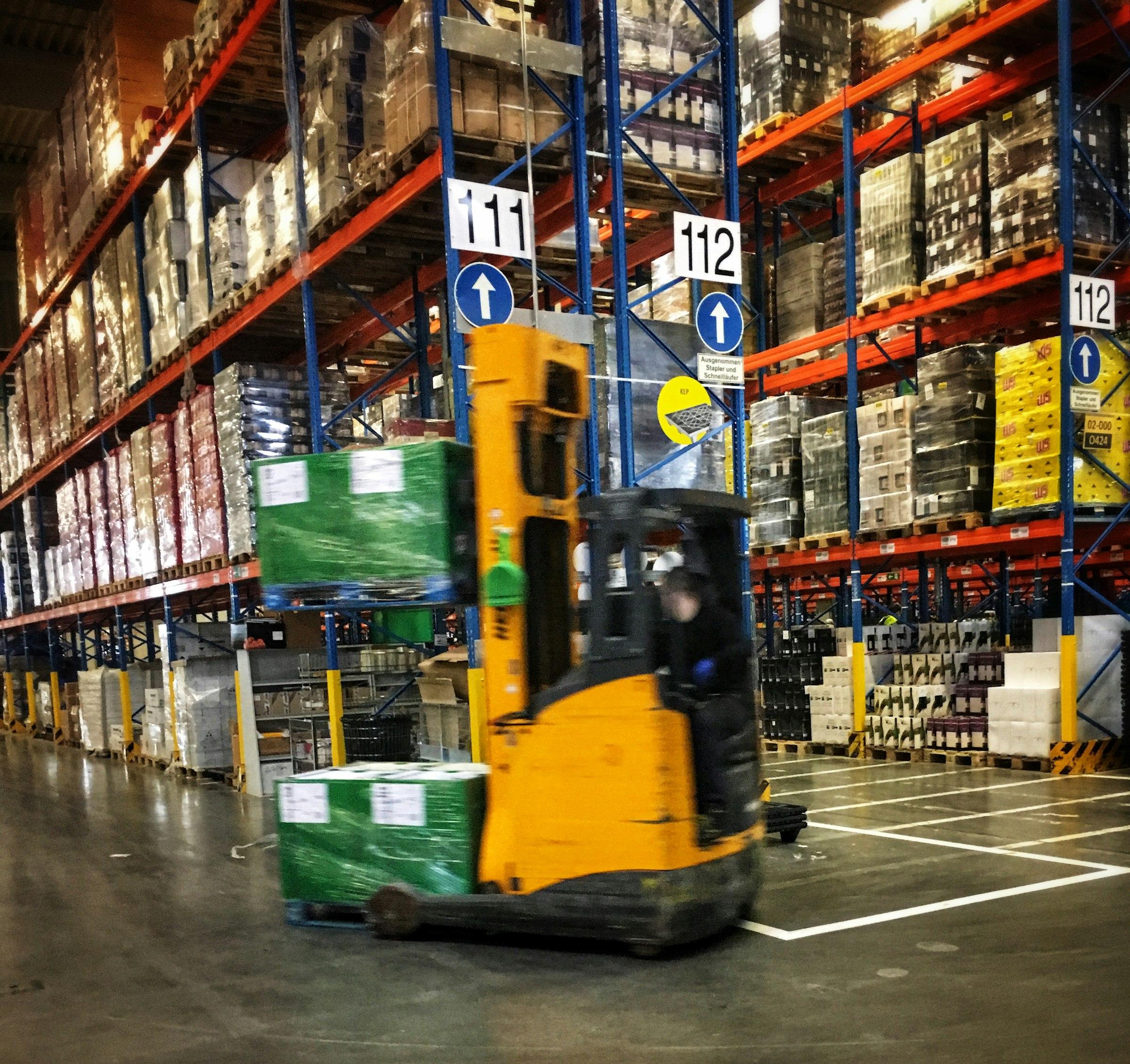 Carretilla moviendo palés en una nave logística